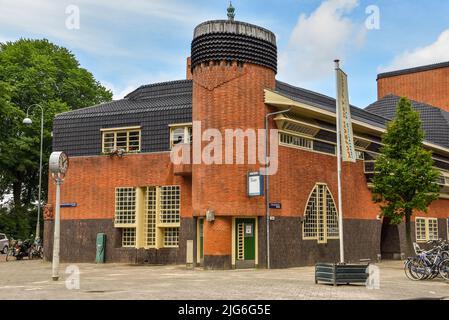 Amsterdam, pays-Bas. Juin 2022. Vue sur le bâtiment résidentiel en brique caractéristique dans le style de l'école d'Amsterdam à Spaarndammerbuurt, Amster Banque D'Images