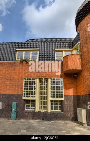 Amsterdam, pays-Bas. Juin 2022. Vue sur le bâtiment résidentiel en brique caractéristique dans le style de l'école d'Amsterdam à Spaarndammerbuurt, Amster Banque D'Images