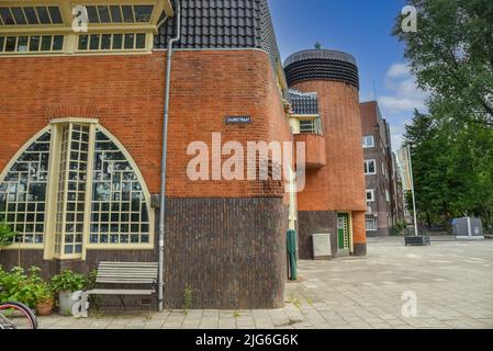 Amsterdam, pays-Bas. Juin 2022. Vue sur le bâtiment résidentiel en brique caractéristique dans le style de l'école d'Amsterdam à Spaarndammerbuurt, Amster Banque D'Images