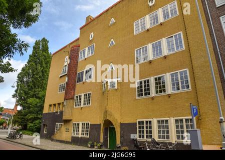 Amsterdam, pays-Bas. Juin 2022. Vue sur le bâtiment résidentiel en brique caractéristique dans le style de l'école d'Amsterdam à Spaarndammerbuurt, Amster Banque D'Images