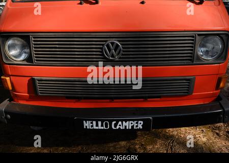 Leningrad Region, Russie - juin 2022. Voiture de transport Volkswagen rétro rouge élégante T3. Arrondir les phares et le capot d'origine. Vue avant. Banque D'Images