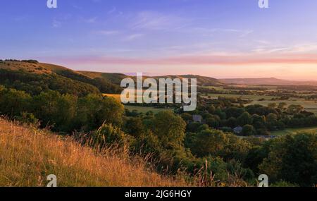 Belles vues à l'ouest sur le village de Poyings de Devils Dyke à la bague de Chanchtonbury sur les bas sud à l'ouest du Sussex sud-est de l'Angleterre britannique Banque D'Images