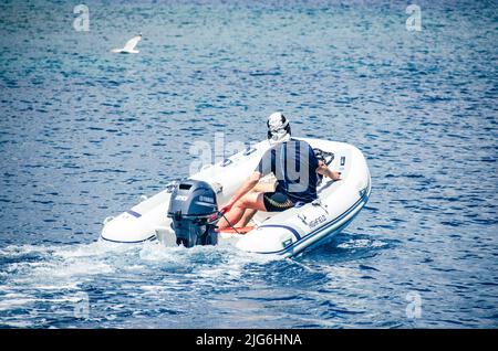 Excursion en navigation de plaisance sur la côte Adriatique dans le port historique de Trogir, comté de Split-Dalmatie, Croatie, Banque D'Images