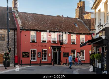 The Kings Head, pub coloré sur Poole Quay, Poole, Dorset, Angleterre, Royaume-Uni Banque D'Images