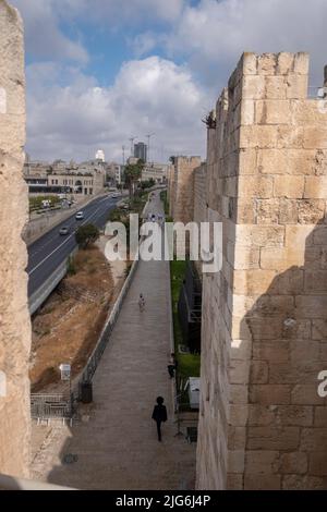 Porte de Jaffa Touring la passerelle des remparts de la vieille ville de Jérusalem Banque D'Images