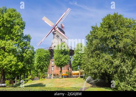 Moulin à vent historique dans le parc de la ville hanséatique de Brême, Allemagne Banque D'Images