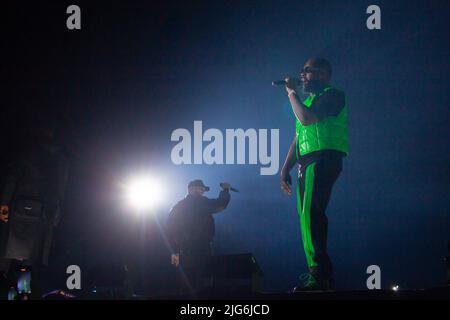 Liège, Belgique, 07 juillet 2022. Le groupe musical Sexion d'Assaut photographié sur scène lors du premier jour du festival de musique les Ardentes à Liège, jeudi 07 juillet 2022. L'édition 15th du festival se déroule de 7 juillet à 10 juillet. Les éditions 2020 et 2021 du festival ont dû être annulées en raison de la pandémie du virus Corona. BELGA PHOTO THOMAS MICHIELS Banque D'Images