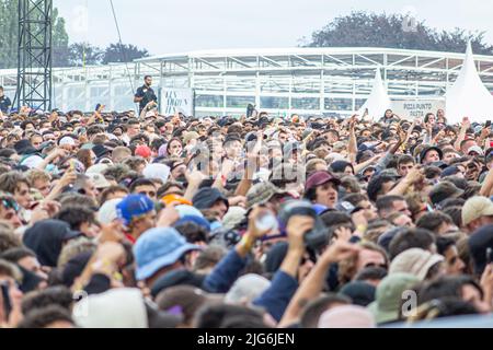 Liège, Belgique, 07 juillet 2022. Illustration photo montre la foule pendant le premier jour du festival de musique les Ardentes à Liège, jeudi 07 juillet 2022. L'édition 15th du festival se déroule de 7 juillet à 10 juillet. Les éditions 2020 et 2021 du festival ont dû être annulées en raison de la pandémie du virus Corona. BELGA PHOTO THOMAS MICHIELS Banque D'Images