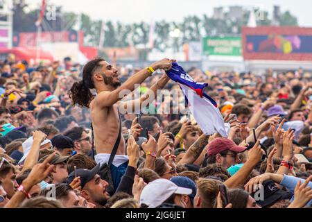 Liège, Belgique, 07 juillet 2022. Illustration photo montre la foule pendant le premier jour du festival de musique les Ardentes à Liège, jeudi 07 juillet 2022. L'édition 15th du festival se déroule de 7 juillet à 10 juillet. Les éditions 2020 et 2021 du festival ont dû être annulées en raison de la pandémie du virus Corona. BELGA PHOTO THOMAS MICHIELS Banque D'Images