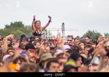 Liège, Belgique, 07 juillet 2022. Illustration photo montre la foule pendant le premier jour du festival de musique les Ardentes à Liège, jeudi 07 juillet 2022. L'édition 15th du festival se déroule de 7 juillet à 10 juillet. Les éditions 2020 et 2021 du festival ont dû être annulées en raison de la pandémie du virus Corona. BELGA PHOTO THOMAS MICHIELS Banque D'Images