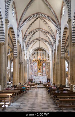 Crucifix de Giotto dans la thenave de l'église Basilique Santa Maria Novella à Florence Italie Banque D'Images