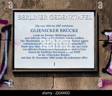 Plaque commémorative à l'extrémité est du pont Glienicke traversant la Havel, ancienne frontière du mur de Berlin entre Berlin et Potsdam, Brandebourg Banque D'Images