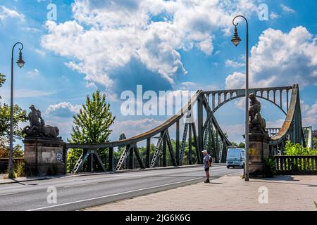 Extrémité est du pont Glienicke traversant la Havel, ancien passage frontalier du mur de Berlin entre Berlin et Potsdam, Brandebourg Banque D'Images