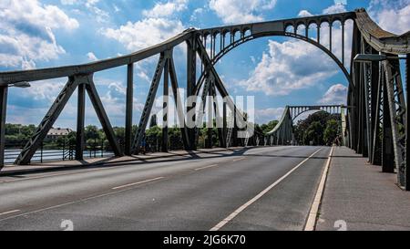 Le pont de Glienicke au-dessus de la Havel relie Potsdam, Brandebourg et Wannsee, Berlin. Le pont était un point de contrôle de la frontière soviétique pendant la guerre froide Banque D'Images