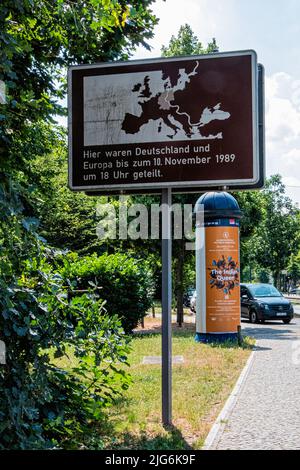 Panneau commémorant la division de l'Allemagne sur le pont de Glienicke pendant la guerre froide, Potsdam, Brandebourg Banque D'Images