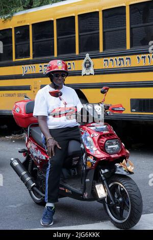 Un homme d'âge moyen sur une moto Marshal 150cc s'arrête pour une lumière à Williamsburg, Brooklyn, un quartier ultra-orthodoxe de Brooklyn. Banque D'Images