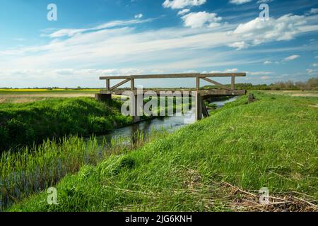 Un petit pont en béton dans l'est de la Pologne, paysage de printemps Banque D'Images