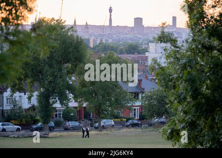 Avec le quartier sud de Londres de Lambeth au-delà de plus Westminster plus loin, deux hommes ont rencontré des policiers à pied dans Ruskin Park, un espace vert public, le 5th juillet 2022, à Londres, en Angleterre. Banque D'Images