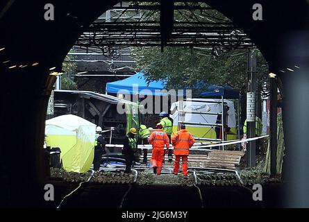 Photo du dossier datée du 10/11/16 des enquêteurs sur les lieux après un dérapage et un renversement du tramway à Croydon, dans le sud de Londres. Le chauffeur de tramway Alfred Dorris doit être jugé devant un tribunal de la Couronne pour son rôle présumé dans l'accident de Croydon qui a coûté la vie à sept passagers en 2016. Il a nié avoir omis de prendre des précautions raisonnables au travail en vertu de la loi sur la santé et la sécurité au travail 1974. Date de publication : vendredi 8 juillet 2022. Banque D'Images