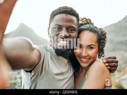 J'adore vous faire visiter. Prise de vue de deux amis prenant des selfies pendant un entraînement. Banque D'Images