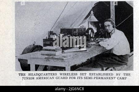 LE SIÈGE SANS FIL ÉTABLI PAR LA GARDE JUNIOR AMÉRICAINE POUR SON CAMP SEMI-PERMANENT de la ' Military signal corps manuel ' par James Andrew White, Date de publication 1918 Éditeur New York : Wireless Press, inc Banque D'Images