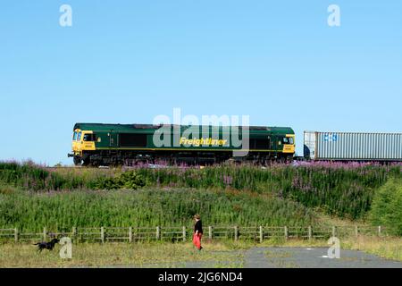 Freightliner classe 66 locomotive diesel n° 66520 tirant un train freightliner, Warwickshire, Royaume-Uni Banque D'Images