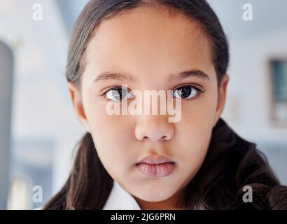 Je sais me défendre. Photo d'une petite fille pratiquant le karaté dans un studio. Banque D'Images