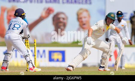 Galle, Sri Lanka. 8th juillet 2022. Marnus Labuschagne d'Australie est perplée par Niroshan Dickwella du Sri Lanka pendant les 1st jours du match de cricket de 2nd entre le Sri Lanka et l'Australie au stade international de cricket de Galle, à Galle, le 8th juillet 2022. Viraj Kothalwala/Alamy Live News Banque D'Images