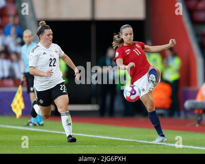 Southampton, Royaume-Uni. 07th juillet 2022. 07.07.2022, football, UEFA Womens EURO 2022, Norvège - Irlande du Nord, ENG, Southampton, Stade St Marys photo de gauche à droite: Abbie Magee (22 Irlande du Nord) und Guro Reiten (11 Norvège) crédit: dpa/Alay Live News Banque D'Images