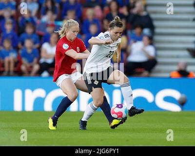 Southampton, Royaume-Uni. 07th juillet 2022. 07.07.2022, football, UEFA Womens EURO 2022, Norvège - Irlande du Nord, ENG, Southampton, Stade St Marys photo de gauche à droite: Julie Blakstad (17 Norvège) und Abbie Magee (22 Irlande du Nord) crédit: dpa/Alay Live News Banque D'Images