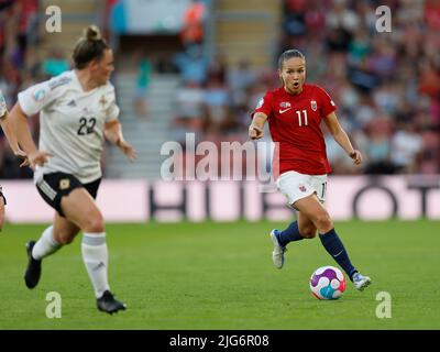 Southampton, Royaume-Uni. 07th juillet 2022. 07.07.2022, football, UEFA Womens EURO 2022, Norvège - Irlande du Nord, ENG, Southampton, Stade St Marys photo de gauche à droite: Abbie Magee (22 Irlande du Nord) und Guro Reiten (11 Norvège) crédit: dpa/Alay Live News Banque D'Images