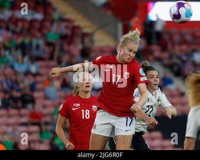 Southampton, Royaume-Uni. 07th juillet 2022. 07.07.2022, football, UEFA Womens EURO 2022, Norvège - Irlande du Nord, ENG, Southampton, Stade St Marys photo de gauche à droite: Frida Maanum (18 Norvège), Julie Blakstad (17 Norvège) et Abbie Magee (22 Irlande du Nord) crédit: dpa/Alay Live News Banque D'Images