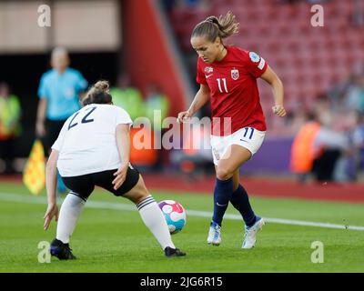 Southampton, Royaume-Uni. 07th juillet 2022. 07.07.2022, football, UEFA Womens EURO 2022, Norvège - Irlande du Nord, ENG, Southampton, Stade St Marys photo de gauche à droite: Abbie Magee (22 Irlande du Nord) und Guro Reiten (11 Norvège) crédit: dpa/Alay Live News Banque D'Images