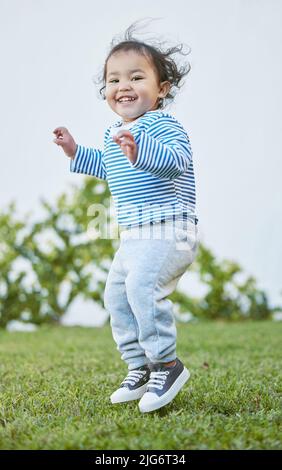 Venez m'amuser. Photo d'une adorable petite fille jouant à l'extérieur. Banque D'Images