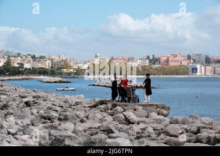 Naples, Italie - 2 novembre 2021. Personnes se détendant sur la via Caracciolo , Golfe de Naples ( Lungomare di Napoli a Mergellina), rive de la mer Méditerranée Banque D'Images