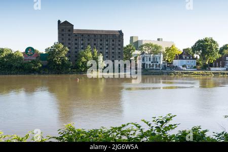 La brasserie Mortlake, maintenant fermée (anciennement la brasserie Stag) sur la Tamise, dans le sud-ouest de Londres, Mortlake, Londres, Angleterre, Royaume-Uni Banque D'Images