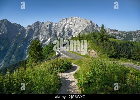 Route de montagne pittoresque Rossfeld Panoramastrasse, en arrière-plan le sommet du Göll Hoher, Berchtesgaden, Bavière, Allemagne, Europe Banque D'Images