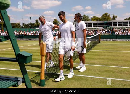 Novak Djokovic (au centre) avec l'entraîneur Goran Ivanisevic (à gauche) lors d'une séance d'entraînement le 12 e jour des Championnats de Wimbledon 2022 au All England Lawn tennis and Croquet Club, Wimbledon. Date de la photo: Vendredi 8 juillet 2022. Banque D'Images