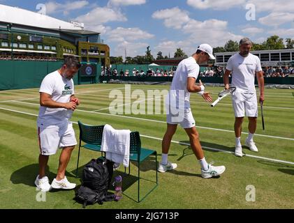 Novak Djokovic (au centre) avec l'entraîneur Goran Ivanisevic (à droite) et physio Ulises Badio lors d'une séance d'entraînement le 12 e jour des Championnats de Wimbledon 2022 au All England Lawn tennis and Croquet Club, Wimbledon. Date de la photo: Vendredi 8 juillet 2022. Banque D'Images