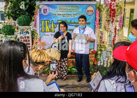 Antipolo, Philippines. 08th juillet 2022. Les élèves posent pour une photo après une cérémonie de remise des diplômes à l'école secondaire nationale de San Jose, Antipolo. Après deux ans de pandémie aux Philippines, les écoles publiques et privées mènent lentement un rite de graduation en face à face. Crédit : SOPA Images Limited/Alamy Live News Banque D'Images