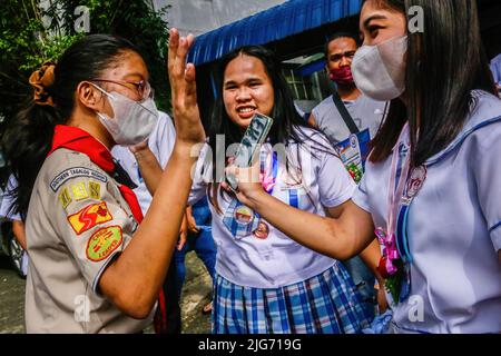 Antipolo, Philippines. 08th juillet 2022. Les élèves se félicitent mutuellement après une cérémonie de remise des diplômes à l'école secondaire nationale de San Jose, Antipolo. Après deux ans de pandémie aux Philippines, les écoles publiques et privées mènent lentement un rite de graduation en face à face. Crédit : SOPA Images Limited/Alamy Live News Banque D'Images