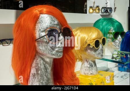 Mannequins de couleur arc-en-ciel avec perruques et lunettes de soleil pendant le mois de la fierté de juin 2022 Banque D'Images