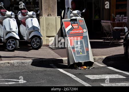 Marseille, France. 05th juillet 2022. Vue sur une station de charge de voiture électrique endommagée sur la rue de la Loge à Marseille. (Photo de Gerard Bottino/SOPA Images/Sipa USA) crédit: SIPA USA/Alay Live News Banque D'Images