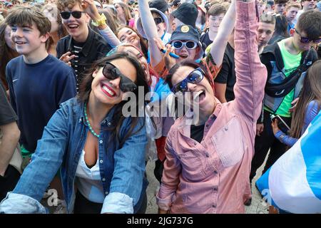 Glasgow, Royaume-Uni. 08th juillet 2022. Le festival de musique TRNSMT à Glasgow Green, Glasgow, Écosse, Royaume-Uni a été officiellement lancé par le groupe hommage « The Bootleg Beatles » jouant une sélection de succès célèbres des Beatles. Le festival a lieu sur 3 jours et devrait être un complet avec des milliers de fans de musique présents chaque jour. Crédit : Findlay/Alay Live News Banque D'Images