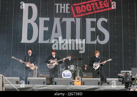 Glasgow, Royaume-Uni. 08th juillet 2022. Le festival de musique TRNSMT à Glasgow Green, Glasgow, Écosse, Royaume-Uni a été officiellement lancé par le groupe hommage « The Bootleg Beatles » jouant une sélection de succès célèbres des Beatles. Le festival a lieu sur 3 jours et devrait être un complet avec des milliers de fans de musique présents chaque jour. Crédit : Findlay/Alay Live News Banque D'Images