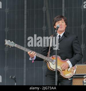 Glasgow, Royaume-Uni. 08th juillet 2022. Le festival de musique TRNSMT à Glasgow Green, Glasgow, Écosse, Royaume-Uni a été officiellement lancé par le groupe hommage « The Bootleg Beatles » jouant une sélection de succès célèbres des Beatles. Le festival a lieu sur 3 jours et devrait être un complet avec des milliers de fans de musique présents chaque jour. Crédit : Findlay/Alay Live News Banque D'Images