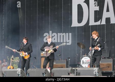 Glasgow, Royaume-Uni. 08th juillet 2022. Le festival de musique TRNSMT à Glasgow Green, Glasgow, Écosse, Royaume-Uni a été officiellement lancé par le groupe hommage « The Bootleg Beatles » jouant une sélection de succès célèbres des Beatles. Le festival a lieu sur 3 jours et devrait être un complet avec des milliers de fans de musique présents chaque jour. Crédit : Findlay/Alay Live News Banque D'Images