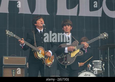 Glasgow, Royaume-Uni. 08th juillet 2022. Le festival de musique TRNSMT à Glasgow Green, Glasgow, Écosse, Royaume-Uni a été officiellement lancé par le groupe hommage « The Bootleg Beatles » jouant une sélection de succès célèbres des Beatles. Le festival a lieu sur 3 jours et devrait être un complet avec des milliers de fans de musique présents chaque jour. Crédit : Findlay/Alay Live News Banque D'Images