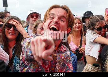 Glasgow, Royaume-Uni. 08th juillet 2022. Le festival de musique TRNSMT à Glasgow Green, Glasgow, Écosse, Royaume-Uni a été officiellement lancé par le groupe hommage « The Bootleg Beatles » jouant une sélection de succès célèbres des Beatles. Le festival a lieu sur 3 jours et devrait être un complet avec des milliers de fans de musique présents chaque jour. Crédit : Findlay/Alay Live News Banque D'Images