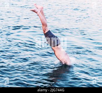guy plonge dans l'eau (point faible) Banque D'Images